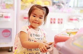 ゲームセンターで遊ぶ子供